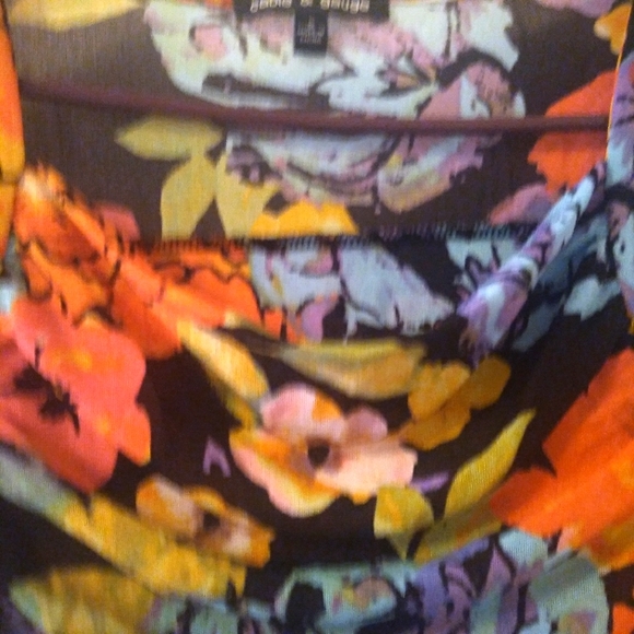 Cable & Gauge Stretchy  Floral Top, Size: Small. - Picture 8 of 8